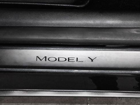 Used 2024 Tesla Model Y Long Range image 21