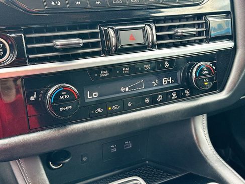 Used 2023 Nissan Pathfinder SL image 16