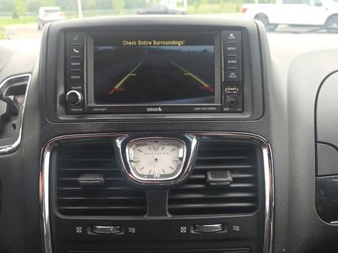 Used 2015 Chrysler Town & Country S FWD image 31