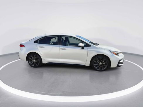 Certified 2025 Toyota Corolla SE image 9