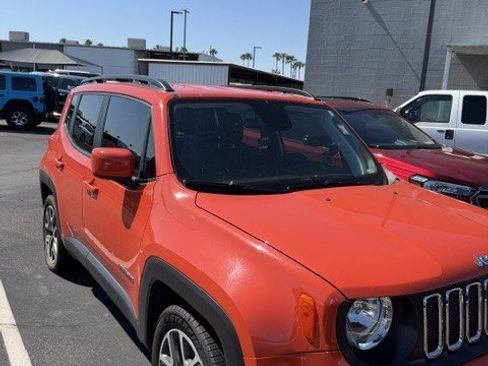 Used 2018 Jeep Renegade Latitude FWD image 3