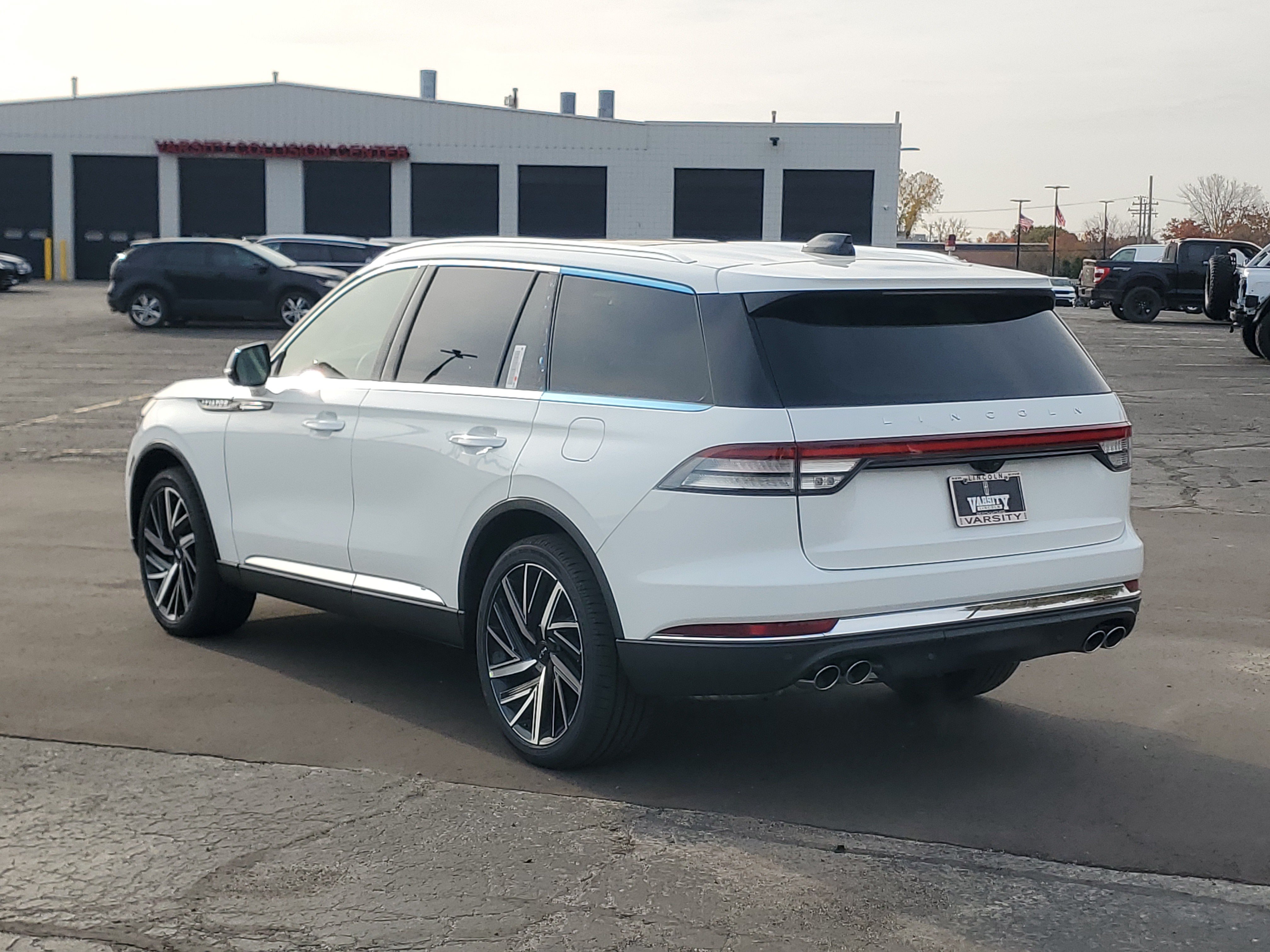 New 2027 Lincoln Aviator Reserve AWD/4WD image 3