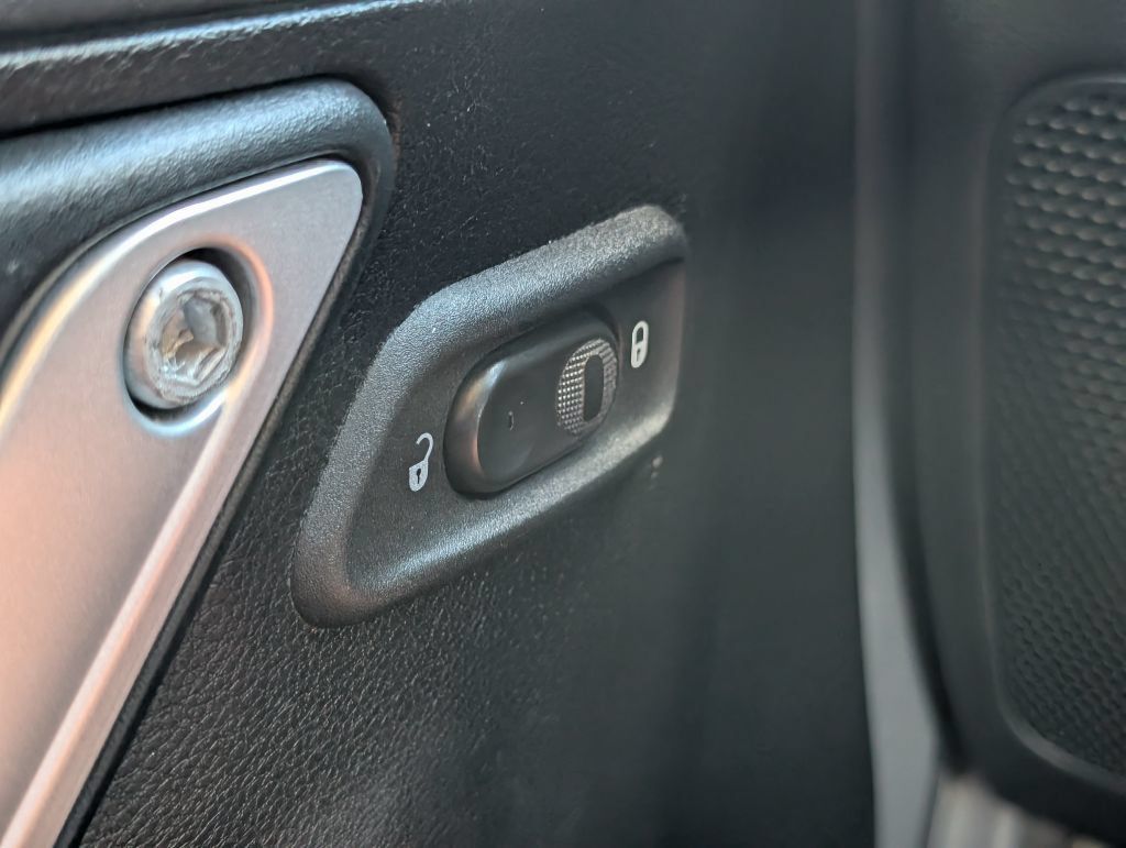 Used 2015 Jeep Wrangler Unlimited Sahara w/ Connectivity Group AWD/4WD image 10