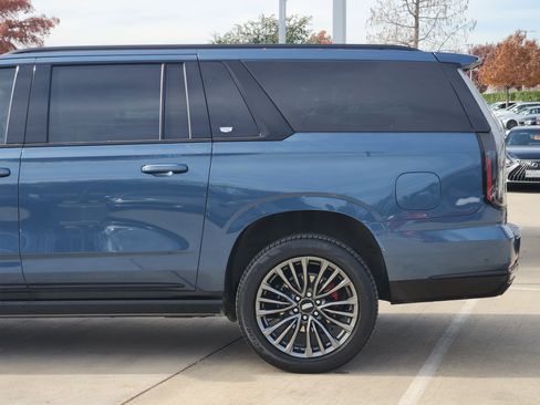 Used 2025 Cadillac Escalade ESV Sport Platinum image 10