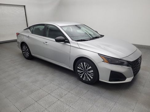 Used 2024 Nissan Altima 2.5 SV FWD image 11