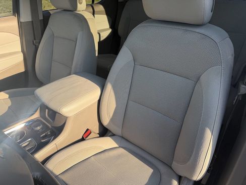 Used 2018 Chevrolet Traverse LT image 9