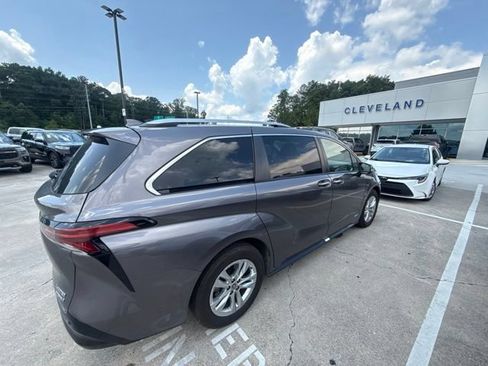 Used 2021 Toyota Sienna Limited FWD image 6