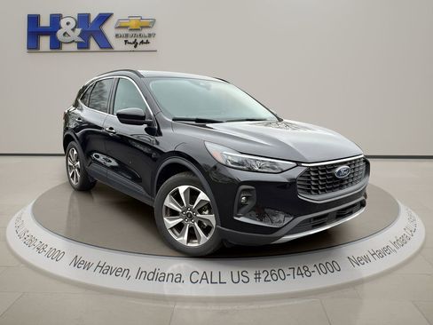 Used 2025 Ford Escape Platinum AWD/4WD image 1