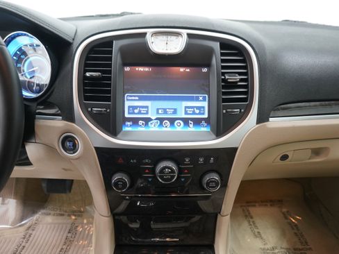 Used 2013 Chrysler 300 w/ Driver Convenience Group image 21