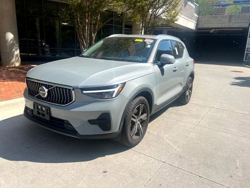 Used 2025 Volvo XC40 B5 Core image 1