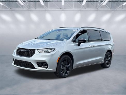 New 2026 Chrysler Pacifica Select w/ S Appearance Package image 4