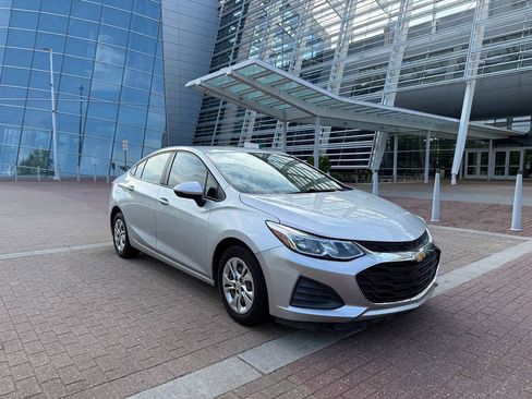 Used 2019 Chevrolet Cruze LS FWD image 1