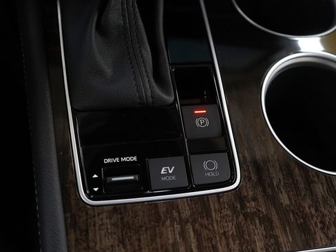 Used 2025 Toyota Sienna Limited image 27