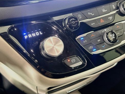 Used 2024 Chrysler Pacifica Touring-L FWD image 24