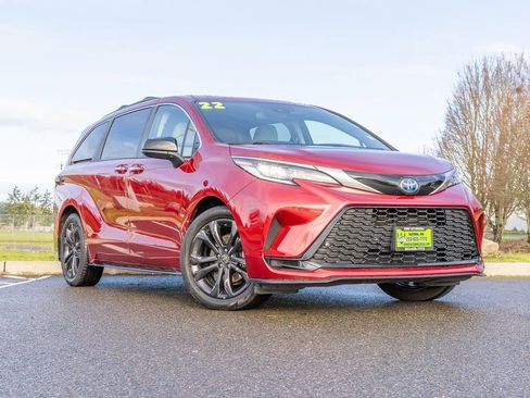 Used 2022 Toyota Sienna XSE FWD image 3