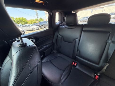 Used 2025 Jeep Compass Trailhawk AWD/4WD image 38