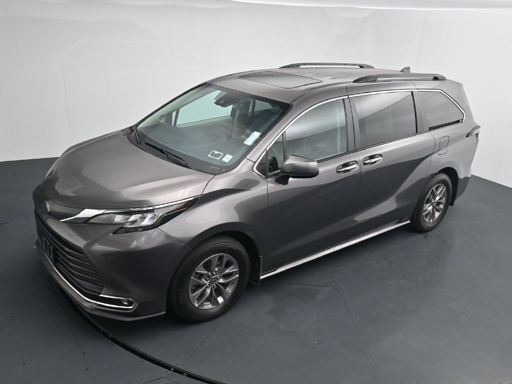 Used 2023 Toyota Sienna XLE w/ XLE Plus Package AWD/4WD image 12