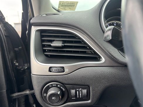 Used 2019 Jeep Cherokee Latitude Plus image 23