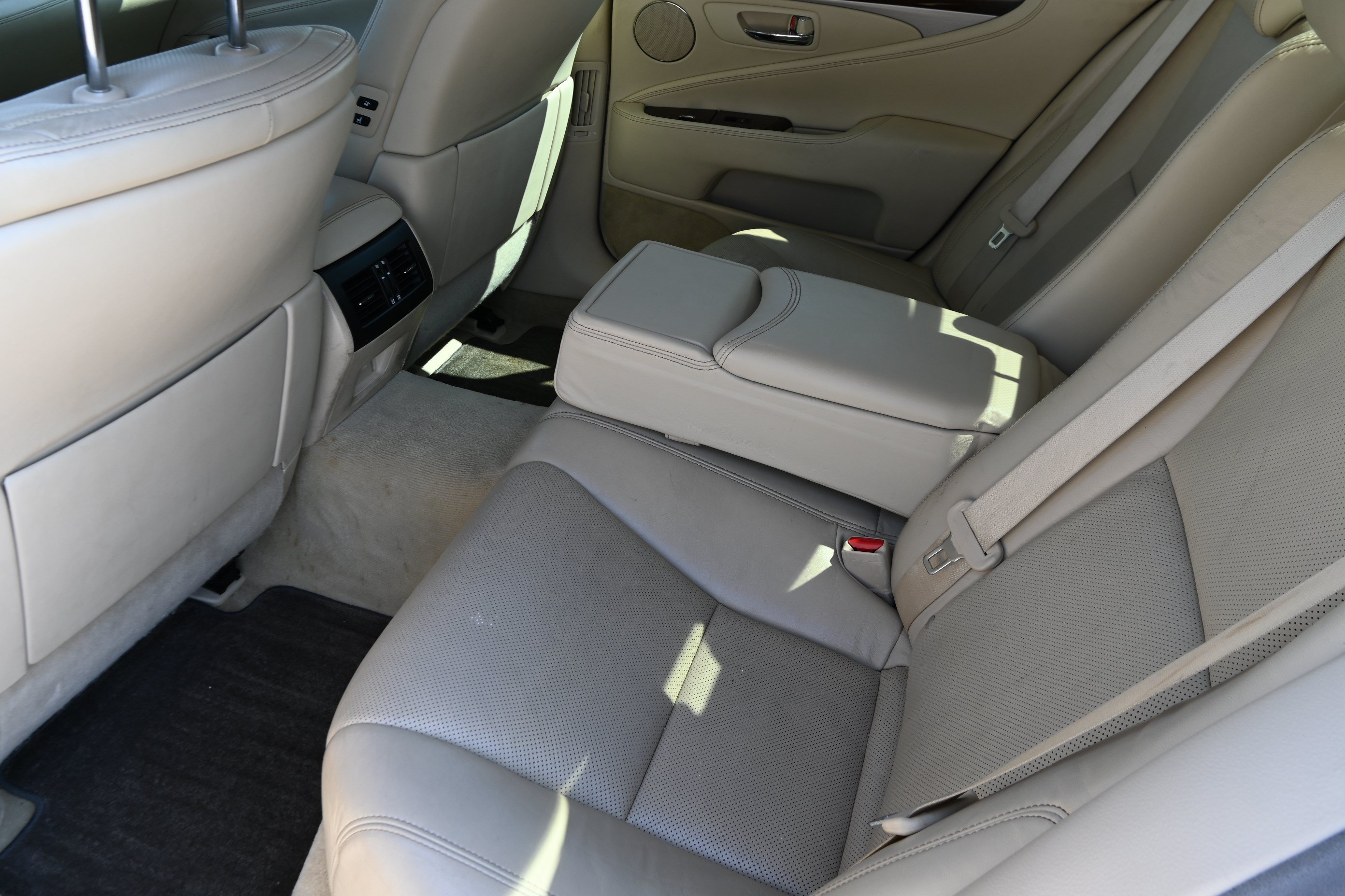 Used 2014 Lexus LS 460 w/ Comfort Package RWD image 12