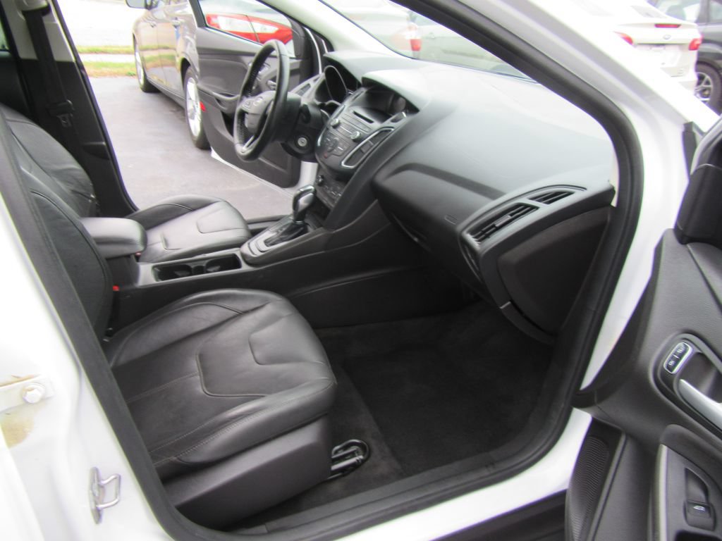 Used 2015 Ford Focus SE w/ Equipment Group 201A FWD image 11