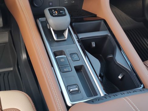 New 2026 Nissan Pathfinder Platinum FWD image 10