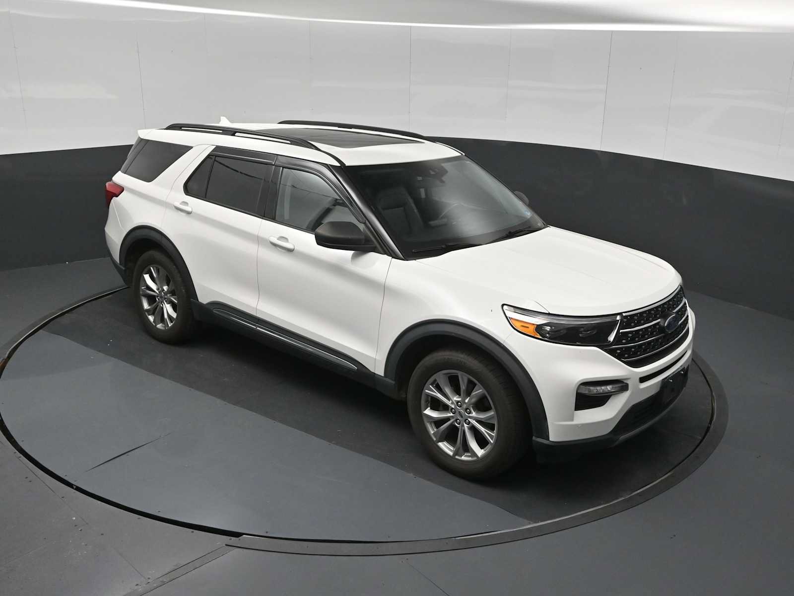 Used 2020 Ford Explorer XLT w/ Equipment Group 202A AWD/4WD image 17