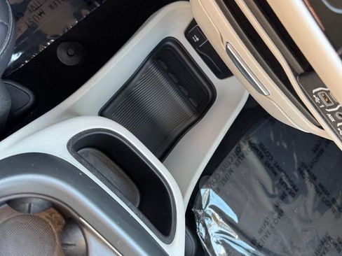 Used 2024 Chrysler Pacifica Touring-L FWD image 14