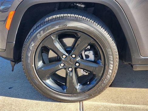 Used 2025 Jeep Grand Cherokee L Altitude image 10