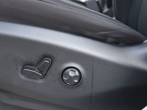 Used 2023 Chrysler Voyager LX image 21