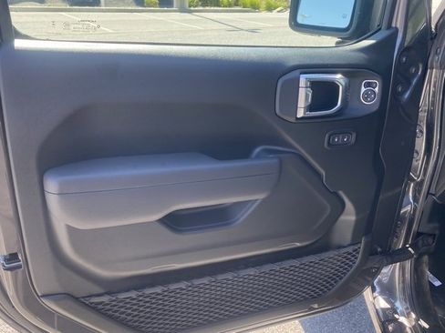 New 2025 Jeep Gladiator Sport image 12