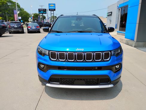 Used 2023 Jeep Compass Limited AWD/4WD image 2