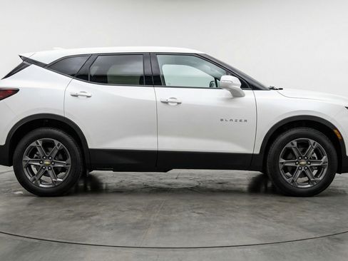 Used 2025 Chevrolet Blazer LT FWD image 11