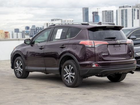 Used 2018 Toyota RAV4 LE image 7