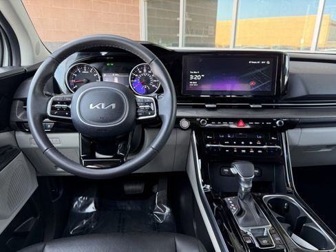 Used 2024 Kia Carnival EX image 16
