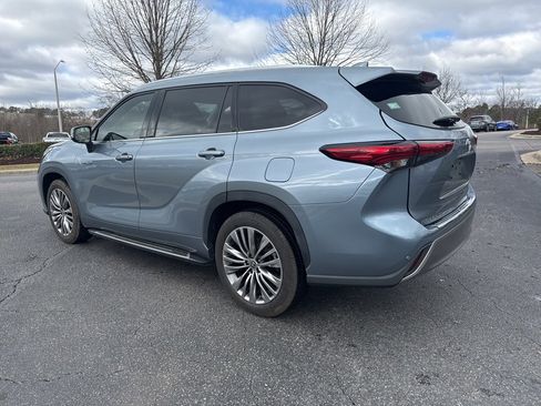 Used 2021 Toyota Highlander Platinum image 4