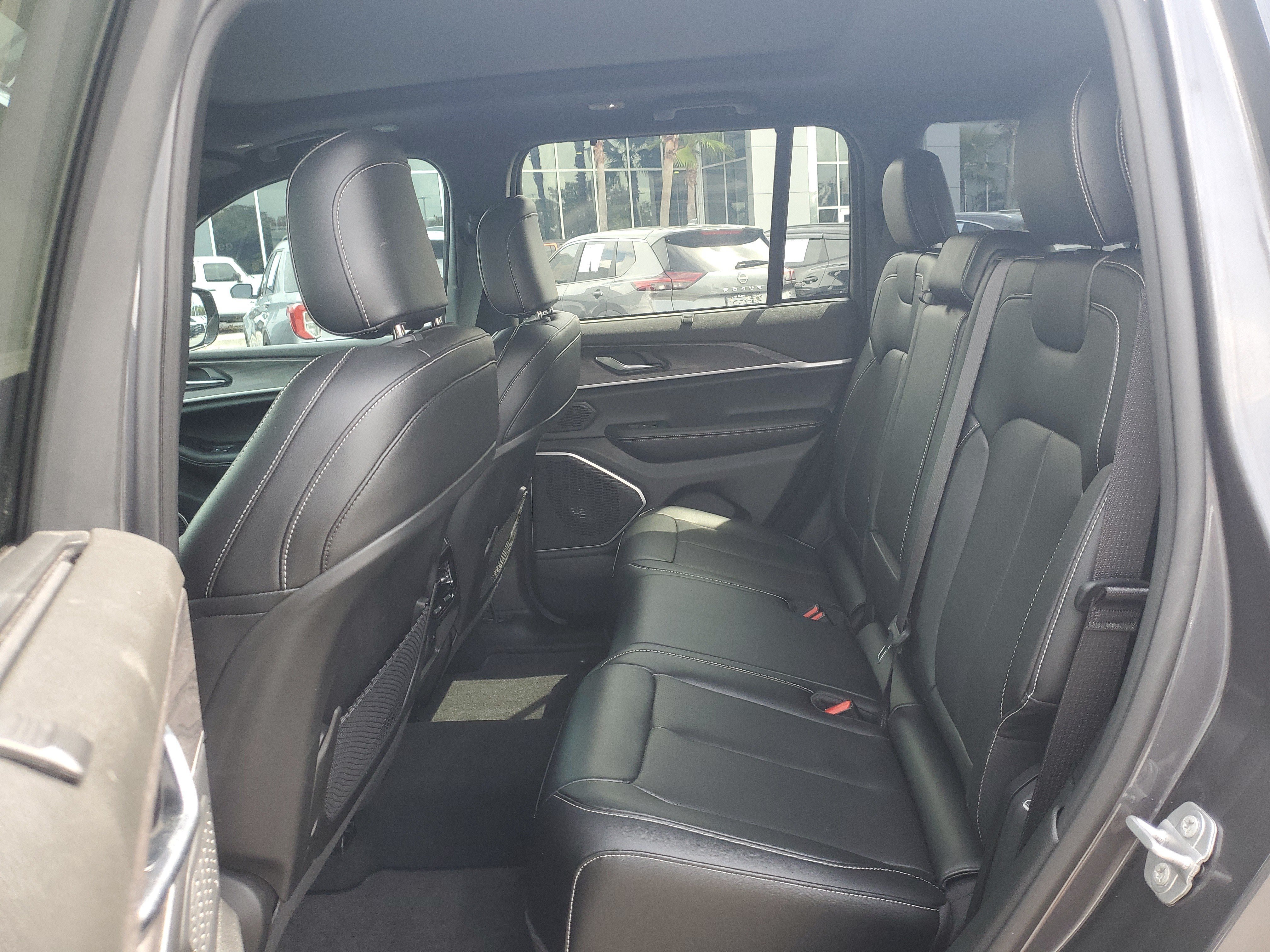Used 2025 Jeep Grand Cherokee Limited w/ Luxury Tech Group II AWD/4WD image 8