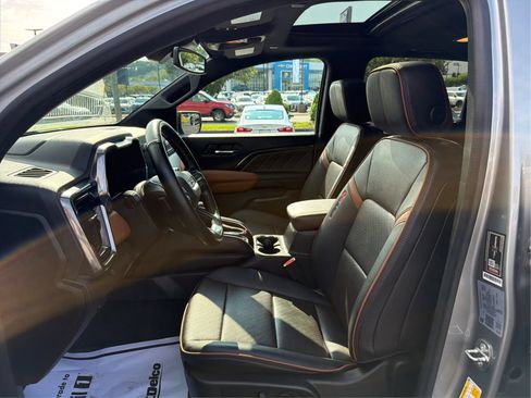 Used 2023 GMC Canyon AT4 w/ AT4 Premium Package AWD/4WD image 9