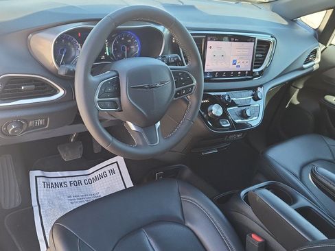 Used 2025 Chrysler Pacifica Select FWD image 15