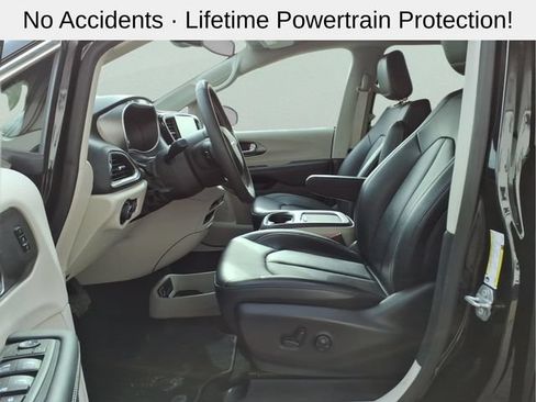 Used 2024 Chrysler Pacifica Touring-L FWD image 13