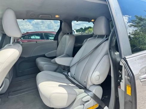 Used 2014 Toyota Sienna XLE FWD image 22