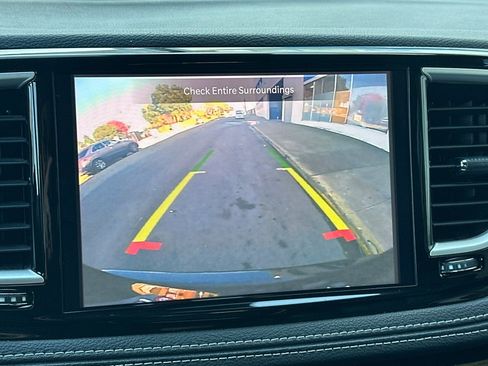 Used 2024 Chrysler Pacifica Select image 25