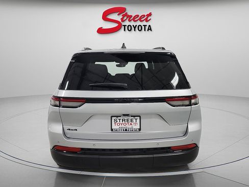 Used 2024 Jeep Grand Cherokee Altitude image 3