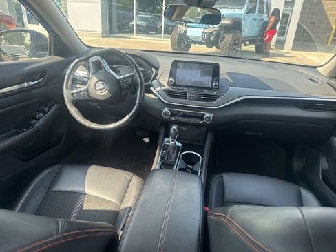 Used 2025 Nissan Altima 2.5 SR FWD image 8