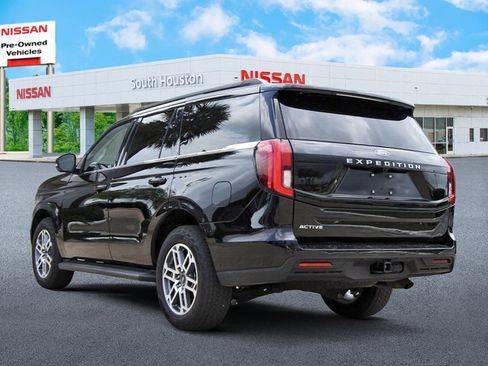 Used 2025 Ford Expedition Active AWD/4WD image 3