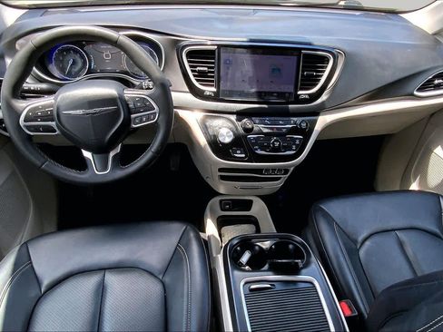 Used 2024 Chrysler Pacifica Touring-L FWD image 15
