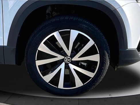 Used 2024 Volkswagen Taos SE image 33