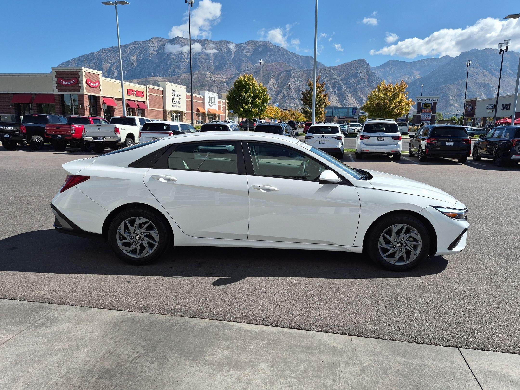 Used 2026 Hyundai Elantra Hybrid FWD image 2