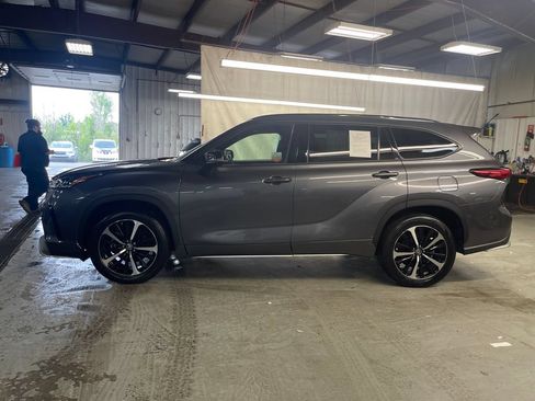 Certified 2021 Toyota Highlander XSE AWD/4WD image 2