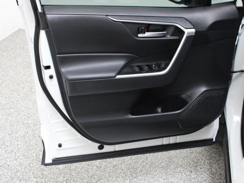 Used 2025 Toyota RAV4 XLE w/ Convenience Package FWD image 12