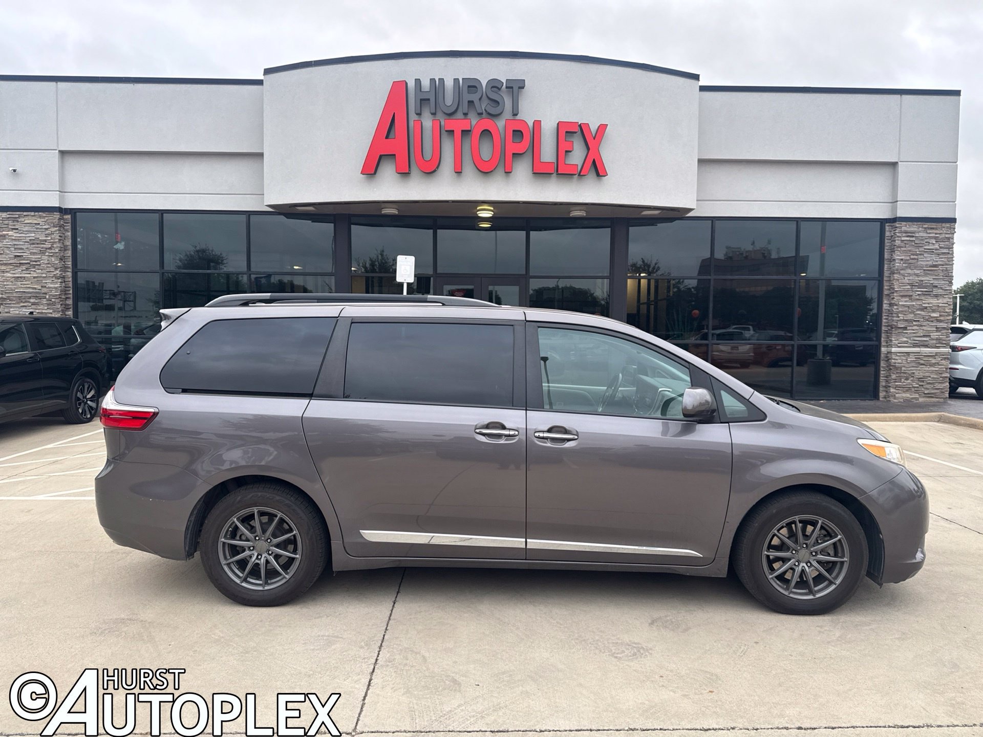 Used 2015 Toyota Sienna XLE w/ XLE Navigation Package FWD image 1